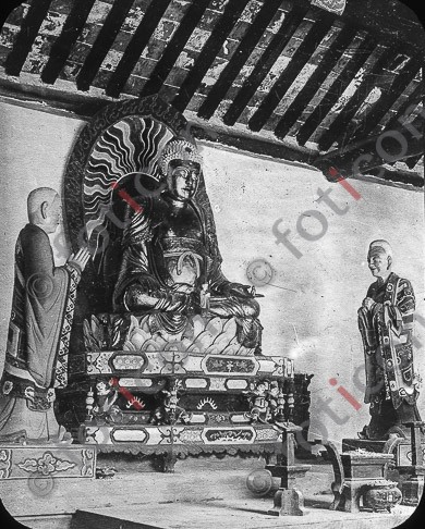 Buddha mit dienenden Bonzen ; Buddha with serving fat cats - Foto simon-173a-042-sw.jpg | foticon.de - Bilddatenbank für Motive aus Geschichte und Kultur